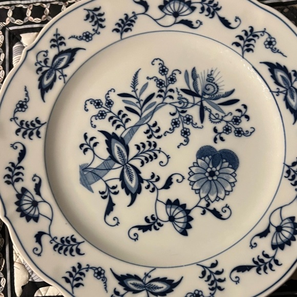 Vintage 14" Blue Danube oval Platter EUC. Plus 2 dinner plates. - Picture 7 of 7